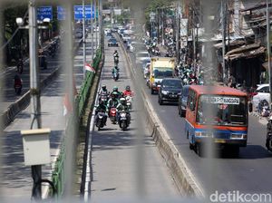 Terlalu, Aksi Nekat Pengguna Jalan Terobos Jalur Busway