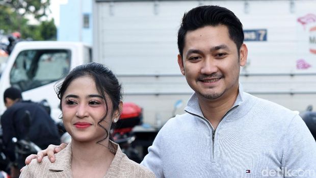 Dewi Perssik dan Angga Wijaya