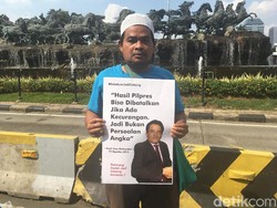 Massa Kawal Sidang MK Bawa Poster Kutipan Yusril soal Pemilu Curang