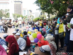 Emak-emak Awali Orasi Massa Kawal Sidang Sengketa Pemilu di Patung Kuda