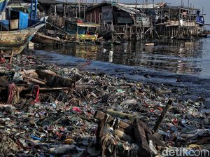 Larang Kantong Kresek, Anies Tak Sanggup Bereskan Masalah Sampah?