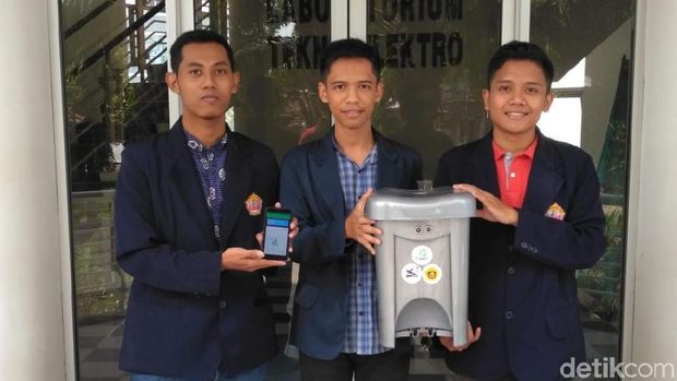 Kreatif! Mahasiswa di Kudus Bikin Tempat Sampah Berbasis IoT