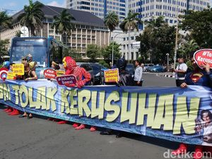 Massa Berkostum Superhero Datang ke Patung Kuda, Serukan Tolak Kerusuhan