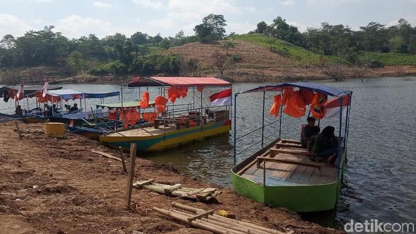 Foto: Ini Perahu Wisata di Bendungan Kudus yang Dilarang Beroperasi