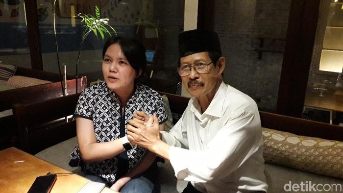 CEO PSS Sleman Viola Kurniawati memperkenalkan manajer baru tim, Sudibyo. (Foto: Ristu Hanafi/detikSport)