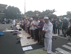 Massa Kawal MK Salat Berjemaah, Berwudu dari Air Mineral sampai Air Kolam