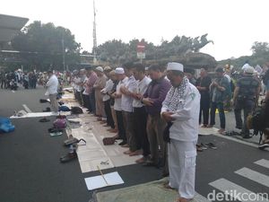 Massa Kawal MK Salat Berjemaah, Berwudu dari Air Mineral sampai Air Kolam Massa Kawal MK Salat Berjemaah, Berwudu dari Air Mineral sampai Air Kolam