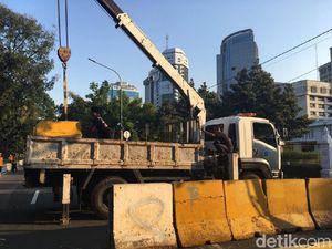 Aksi Damai Dukung MK Bubar, Jalan Medan Merdeka Barat Dibuka