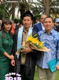 Akurnya Tommy Soeharto dan Mantan Istri Saat Hadiri Wisuda Anak