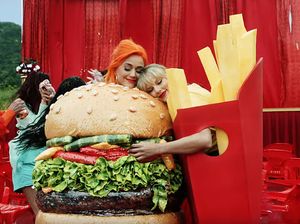 Taylor Swift dan Katy Perry Berdamai di Klip You Need to Calm Down Taylor Swift dan Katy Perry Berdamai di Klip You Need to Calm Down