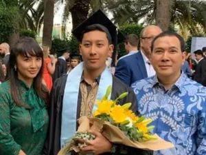 Wisuda Putra Pertama, Tommy Soeharto dan Tata Regita Bahagia Wisuda Putra Pertama, Tommy Soeharto dan Tata Regita Bahagia