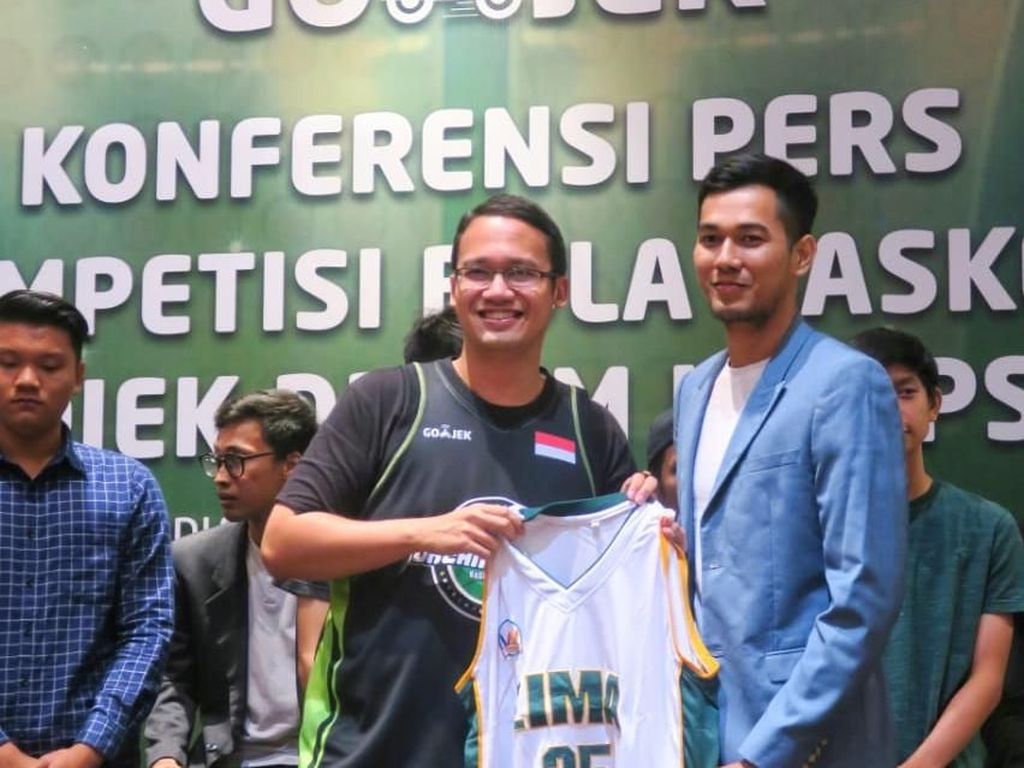 Pebasket Pro Ikut Main dalam Kompetisi Basket Antar SMA di Bandung Pebasket Pro Ikut Main dalam Kompetisi Basket Antar SMA di Bandung