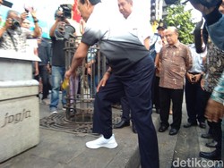 Sultan HB X Pungut Sampah di Malioboro