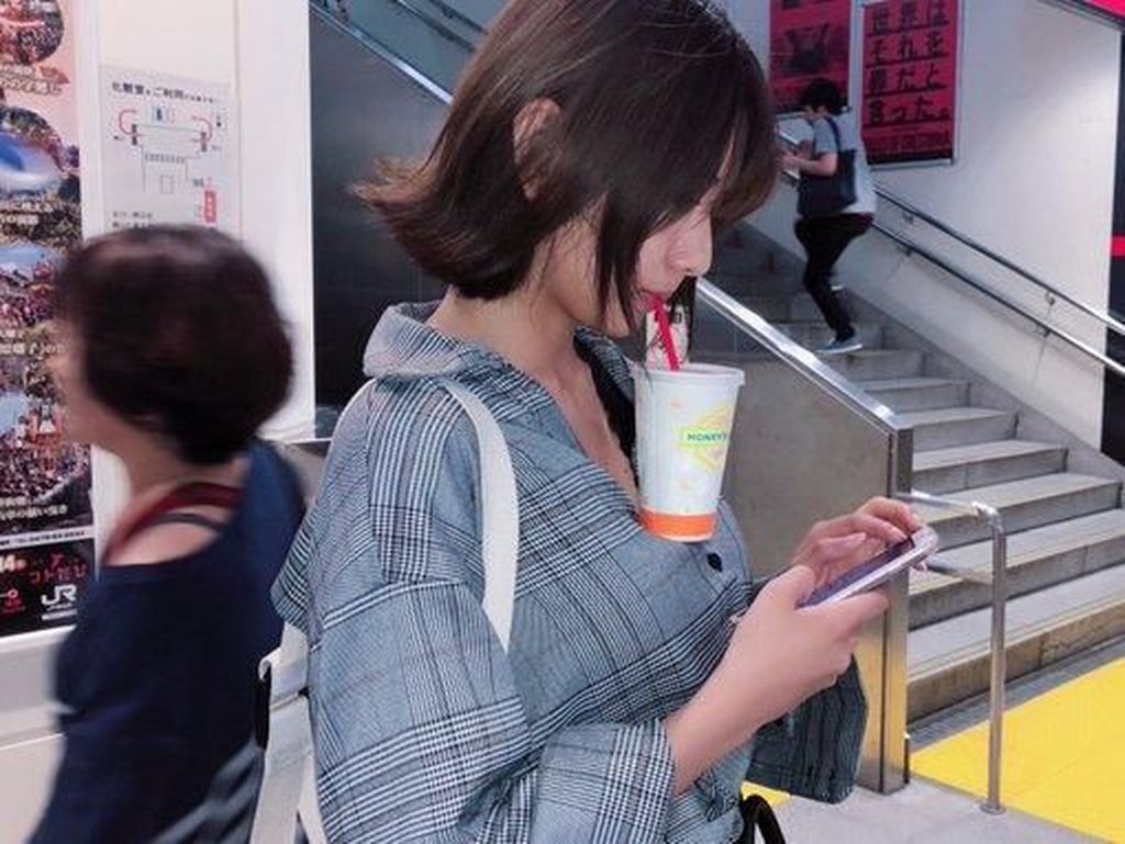 Tantangan Minum Bubble Tea Tanpa Tangan Kini Sedang Viral Tantangan Minum Bubble Tea Tanpa Tangan Kini Sedang Viral