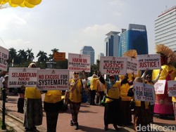 Pakai Spanduk Berbahasa Inggris, Massa Aksi Kawal MK Tiba di Patung Kuda