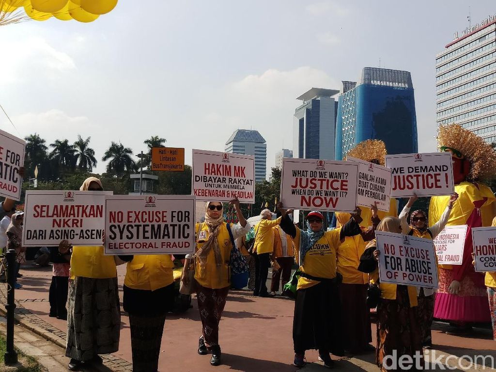 Pakai Spanduk Berbahasa Inggris, Massa Aksi Kawal MK Tiba di Patung Kuda Pakai Spanduk Berbahasa Inggris, Massa Aksi Kawal MK Tiba di Patung Kuda