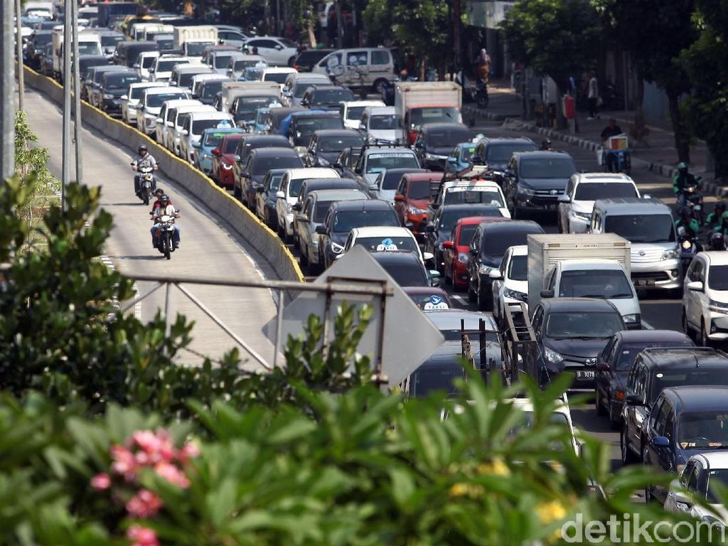 Tips Cegah Sakit Punggung Saat Terjebak Kemacetan Tol Japek