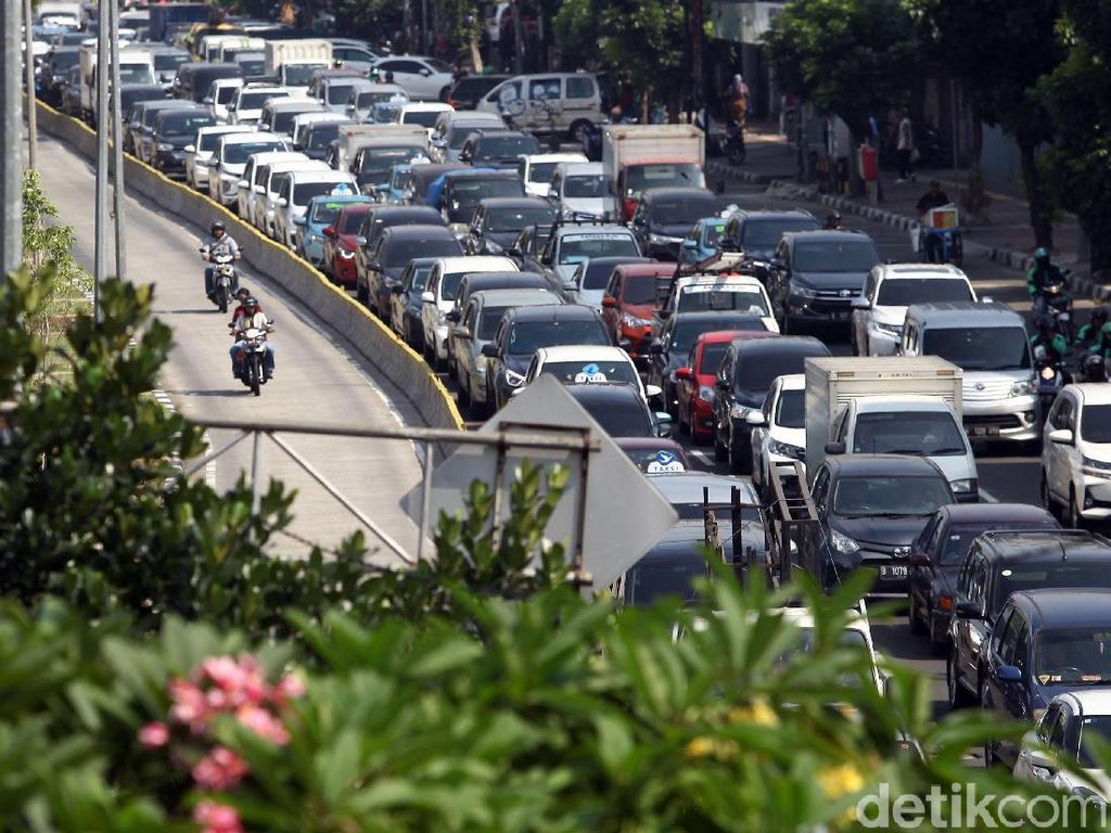 Jika Tak Pindah Ibu Kota Bisa Rugi Rp 100 T per Tahun karena Macet Jika Tak Pindah Ibu Kota Bisa Rugi Rp 100 T per Tahun karena Macet