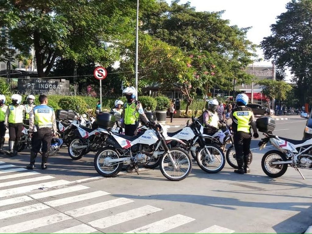 Jelang Sidang Sengketa Pilpres di MK, Polisi Atur Lalin di Patung Kuda Jelang Sidang Sengketa Pilpres di MK, Polisi Atur Lalin di Patung Kuda