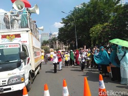 Massa Kawal Sidang MK Bagikan Buku Zikir Bergambar Prabowo-Sandi