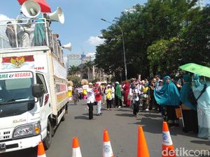 Massa Kawal Sidang MK Bagikan Buku Zikir Bergambar Prabowo-Sandi Massa Kawal Sidang MK Bagikan Buku Zikir Bergambar Prabowo-Sandi