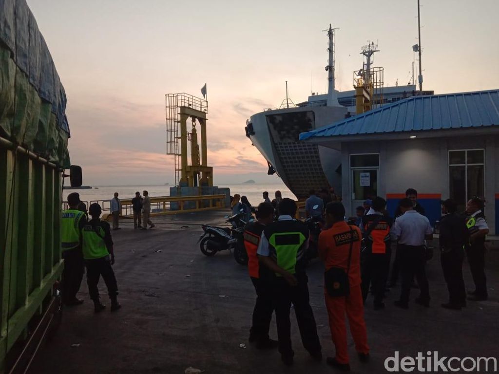 Jatuh dari Kapal, Mobil Nyemplung ke Laut Selat Sunda Jatuh dari Kapal, Mobil Nyemplung ke Laut Selat Sunda