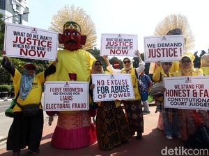 Bawa Ondel-ondel, Massa Kawal Sidang Sengketa Pilpres 2019 Bawa Ondel-ondel, Massa Kawal Sidang Sengketa Pilpres 2019