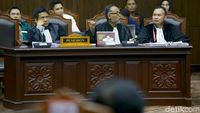 Ekspresi BW dan Luhut Pangaribuan di Sidang Sengketa Pilpres