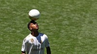 Baru 18 tahun, Rodrygo Goes sudah bernilai 45 juta euro saat dibeli Real Madrid dari Santos. Ia tak punya pengalaman di Eropa dan baru dua musim bermain di tim utama Santos. Gajinya adalah 83,250 ribu euro per pekan atau nyaris Rp 1,3 miliar per minggu. Wow! (Foto: Sergio Perez/Reuters)