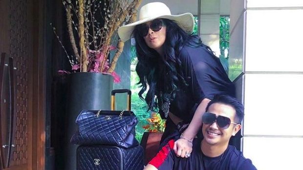Ajun Perwira dan istrinya, Jennifer