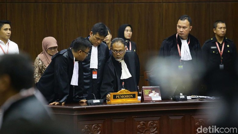 Sebut KPU Overconfident di Sidang MK, BW Bicara Kesombongan Firaun