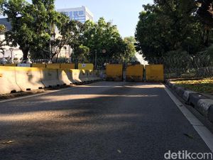 Jelang Sidang di MK, Kawat Berduri Dipasang di Jalan Medan Merdeka Barat Jelang Sidang di MK, Kawat Berduri Dipasang di Jalan Medan Merdeka Barat