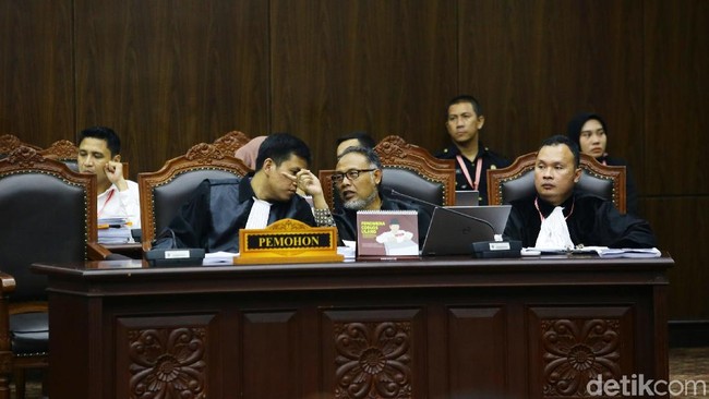 MK Cecar Agus Soal Kesaksian 1 Juta KTP Palsu MK Cecar Agus Soal Kesaksian 1 Juta KTP Palsu
