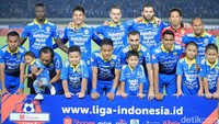 Persib Bandung menurunkan Made Wirawan, Malisic, Jupe, Supardi, Ardi, Hariono, Ghozali, Artur, Mihelic, Frets, dan NDouassel pada pertandingan yang dihelat di Stadion Si Jalak Harupat, Selasa (18/6/2019).
