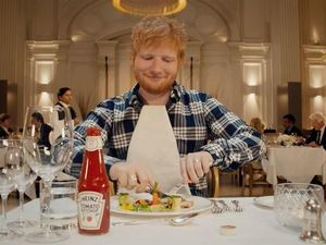 Tampil Sebagai Bintang Iklan Saus Tomat, Ed Sheeran Gebrak Tradisi Makan di Restoran