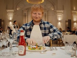 Tampil Sebagai Bintang Iklan Saus Tomat, Ed Sheeran Gebrak Tradisi Makan di Restoran