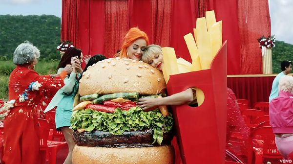 Selain Pelukan dengan Katy Perry, Ada Apa Lagi di Video Taylor Swift?