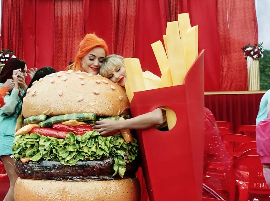 Inikah Makna Tersembunyi Kostum Junk Food Katy Perry dan Taylor Swfit?