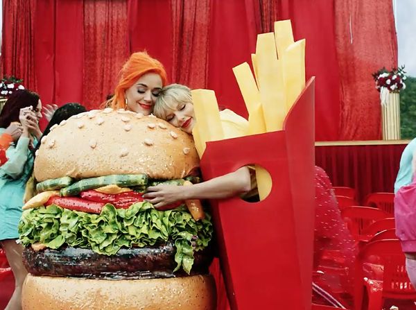 Selain Pelukan dengan Katy Perry, Ada Apa Lagi di Video Taylor Swift?