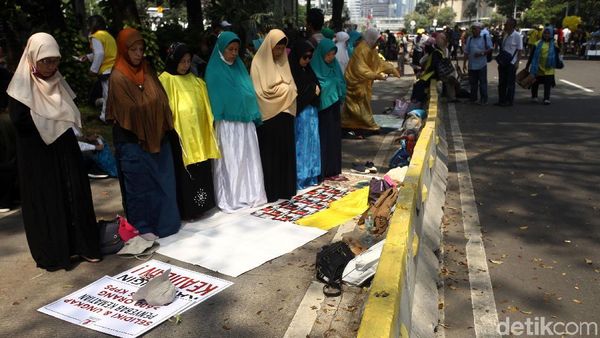 Massa Kawal Sidang Sengketa Pilpres, Salat Dzuhur di Jalur Busway