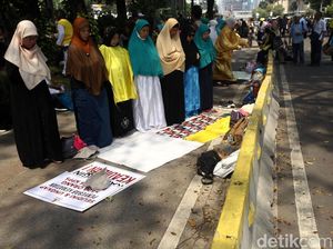 Massa Kawal Sidang Sengketa Pilpres, Salat Dzuhur di Jalur Busway
