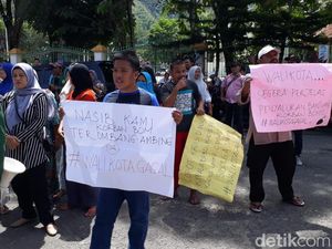 Pertanyakan Bantuan, Korban Bom Sibolga Demo Kantor Wali Kota Pertanyakan Bantuan, Korban Bom Sibolga Demo Kantor Wali Kota