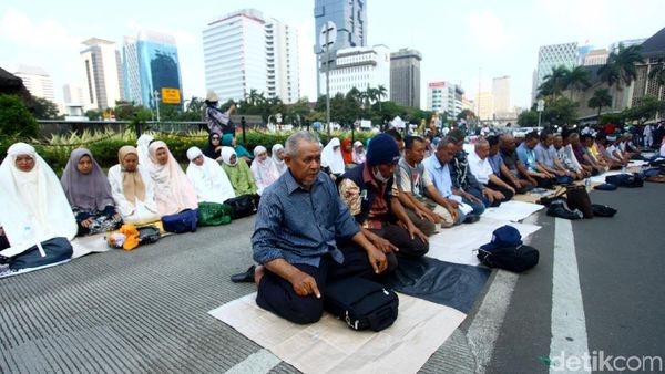 Potret Massa Salat Ashar Berjamaah di Depan Patung Kuda