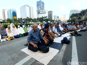 Potret Massa Salat Ashar Berjamaah di Depan Patung Kuda Potret Massa Salat Ashar Berjamaah di Depan Patung Kuda