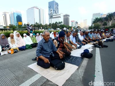 Potret Massa Salat Ashar Berjamaah di Depan Patung Kuda