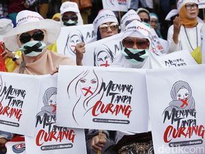 Massa Aksi Damai di Patung Kuda Kompak Pakai Masker