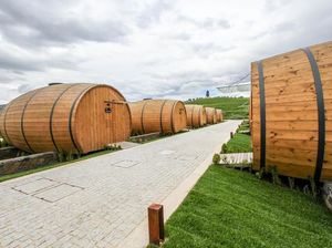 Seru! Pencinta Wine Kini Bisa Menginap di Hotel Berbentuk Barel