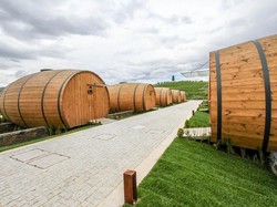 Seru! Pencinta Wine Kini Bisa Menginap di Hotel Berbentuk Barel