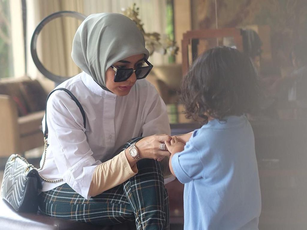 Traveler Wanita Muslim Paling Suka Liburan Bareng Keluarga Traveler Wanita Muslim Paling Suka Liburan Bareng Keluarga