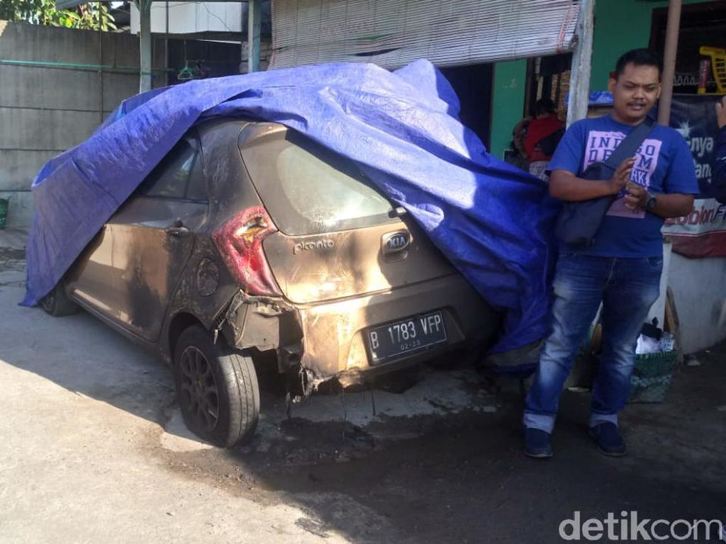 Misteri Aksi Pembakaran Mobil di Solo Misteri Aksi Pembakaran Mobil di Solo